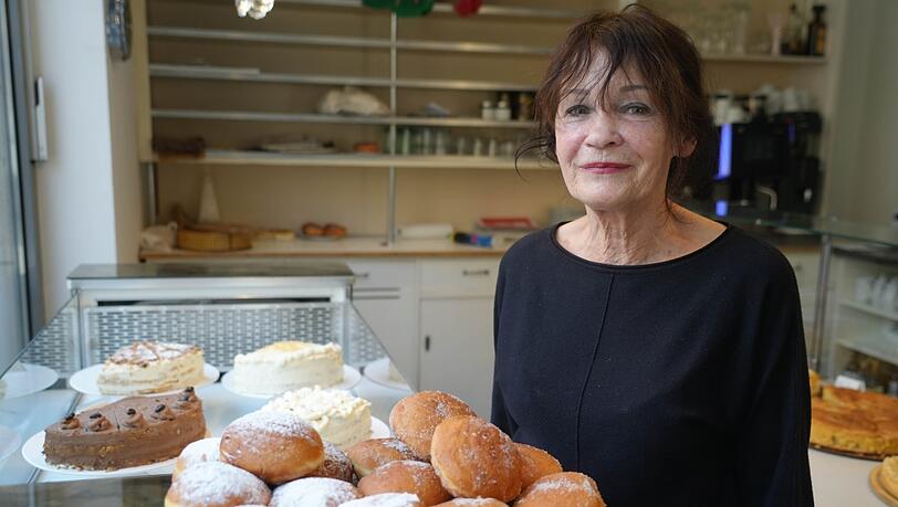 Man sieht sofort, dass hier jeder einzelne Krapfen mit der Hand gedreht wurde. Hier gibt's die klassischen Sorten. Man sieht sofort, dass hier jeder einzelne Krapfen mit der Hand gedreht wurde. Hier gibt's die klassischen Sorten.
