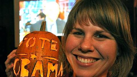 Emily Flechtner hat für die Wahlparty in München sogar einen Obama-Kürbis geschnitzt.