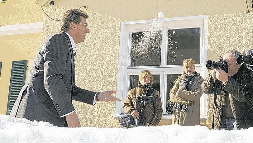 Lockere Spiele im Schnee vor Fotografen, so gab sich der Fraktionschef vor kurzem noch in Kreuth. Von da an ging’s bergab. Lockere Spiele im Schnee vor Fotografen, so gab sich der Fraktionschef vor kurzem noch in Kreuth. Von da an ging’s bergab.