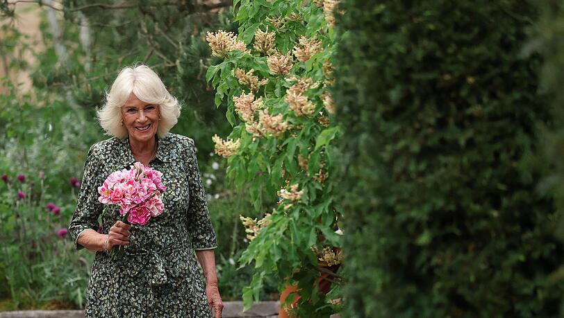 Königin Camilla hält die "King's Rose".
