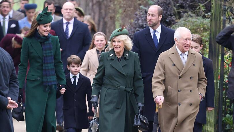 König Charles III. und Königin Camilla (vorne) beim traditionellen Weihnachtsspaziergang der Royals im vergangenen Jahr in Sandringham. König Charles III. und Königin Camilla (vorne) beim traditionellen Weihnachtsspaziergang der Royals im vergangenen Jahr in Sandringham.