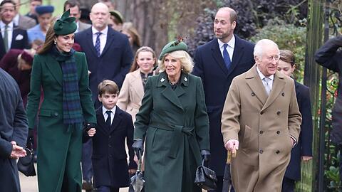 König Charles III. und Königin Camilla (vorne) beim traditionellen Weihnachtsspaziergang der Royals im vergangenen Jahr in Sandringham.