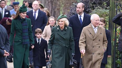 K&ouml;nig Charles III. und K&ouml;nigin Camilla (vorne) beim traditionellen Weihnachtsspaziergang der Royals im vergangenen Jahr in Sandringham.