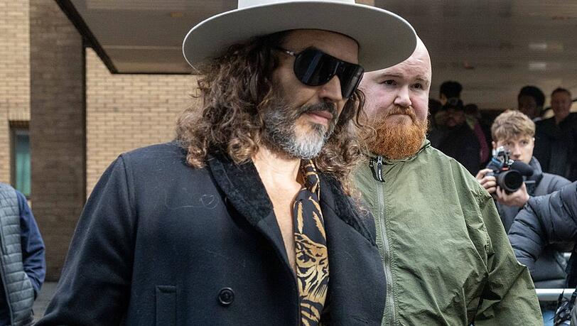 Russell Brand im Februar beim Betreten des Gerichtsgeb&auml;udes.