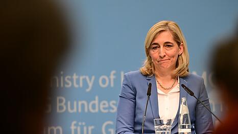 Das Sparpaket f&uuml;r die Krankenversicherung soll am Mittwoch vom Kabinett auf den Weg gebracht werden. (Archivbild)