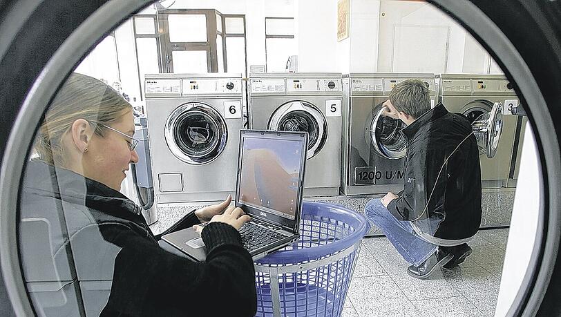 Drahtlos surfen vom Waschsalon aus: Je mehr Menschen sich im Internet tummeln, desto lukrativer werden Online-Attacken auf arglose Verbraucher. Drahtlos surfen vom Waschsalon aus: Je mehr Menschen sich im Internet tummeln, desto lukrativer werden Online-Attacken auf arglose Verbraucher.