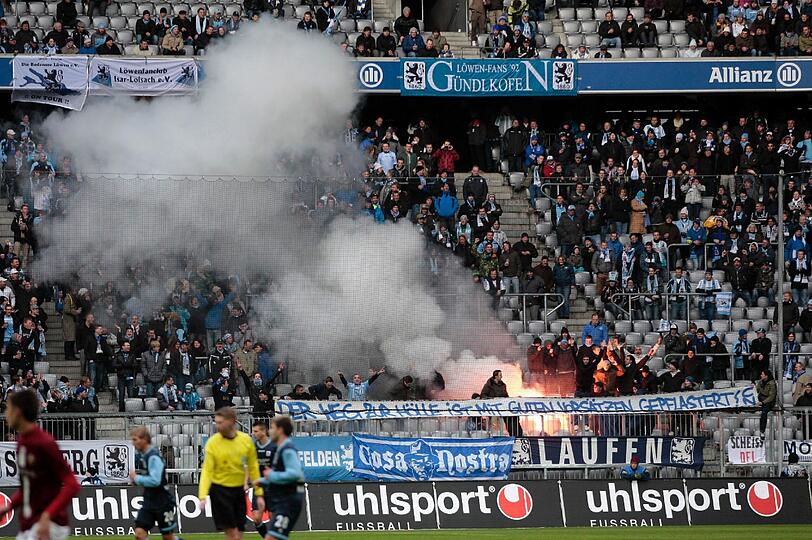 Pyros und Banner: Die Löwen-Fans protestieren gegen die DFl auf dem Spiel gegen Dresden