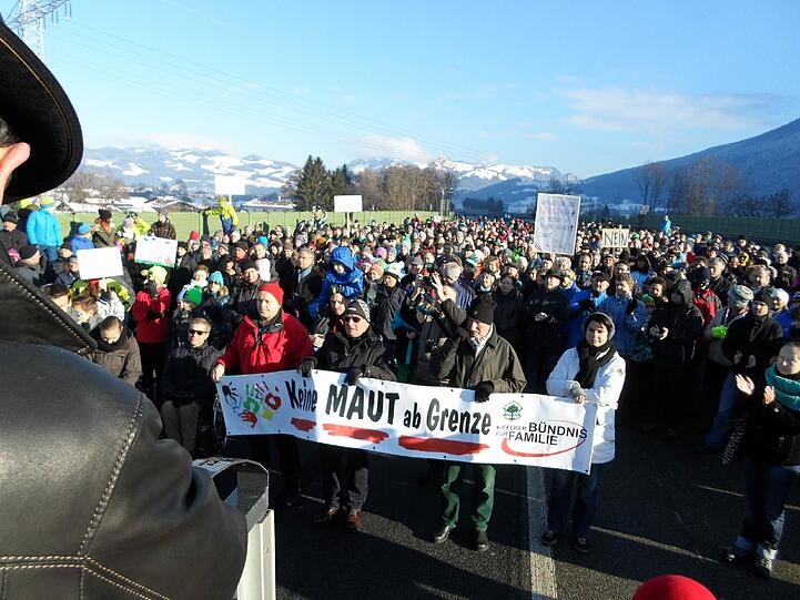 Kunterbunte Demo mitten auf der - gesperrten - Inntal-Autobahn.