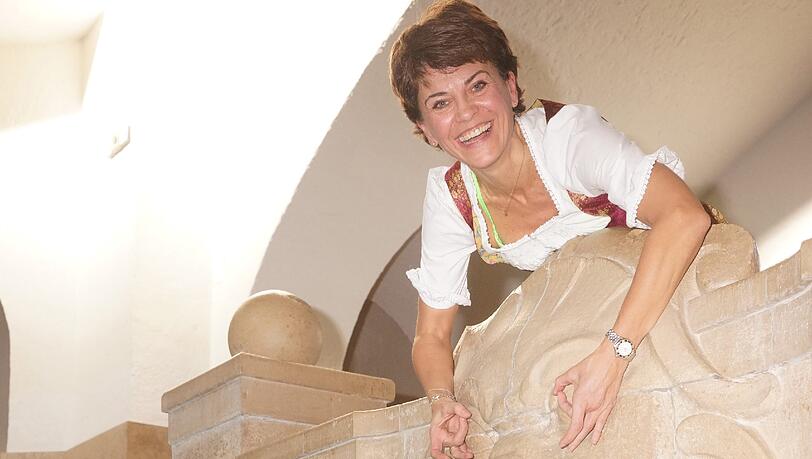 Yoga-Lehrerin Martina Kontos (48): Auf eine humorvolle Art schaue ich mir als Wassermann-Frau das Horoskop gerne mal an. Vieles daraus passt wie die Faust aufs Auge. Aber wichtig für mich ist nicht die Zukunft, sondern das Hier und Jetzt. Mein Motto: Nicht auf Wunder warten. Jeder von uns ist ein lebendiges Wunder im Moment ist. Yoga-Lehrerin Martina Kontos (48): Auf eine humorvolle Art schaue ich mir als Wassermann-Frau das Horoskop gerne mal an. Vieles daraus passt wie die Faust aufs Auge. Aber wichtig für mich ist nicht die Zukunft, sondern das Hier und Jetzt. Mein Motto: Nicht auf Wunder warten. Jeder von uns ist ein lebendiges Wunder im Moment ist.