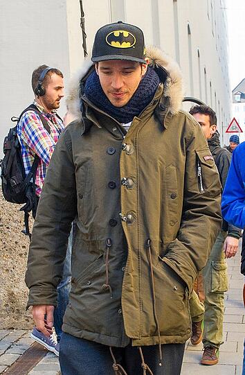 Nach seinem Auto-Unfall: Felix Neureuther verlässt die Arztpraxis von Hans-Wilhelm Müller-Wohlfahrt.