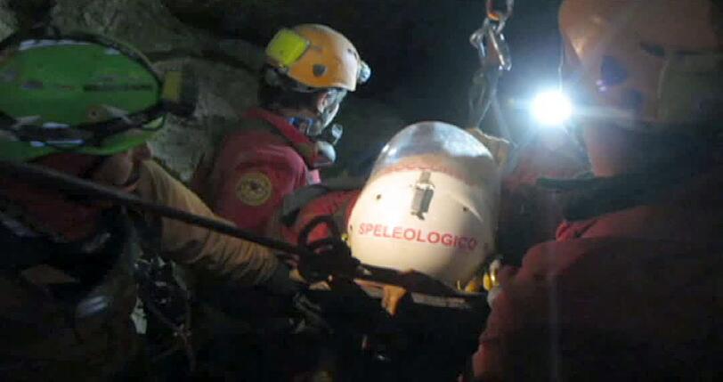 Der Screenshot aus einem Video der Bergwacht Bayern zeigt den verletzten Höhlenforscher Johann Westhauser, der durch die Riesending-Schachthöhle bei Berchtesgaden transportiert wird.
