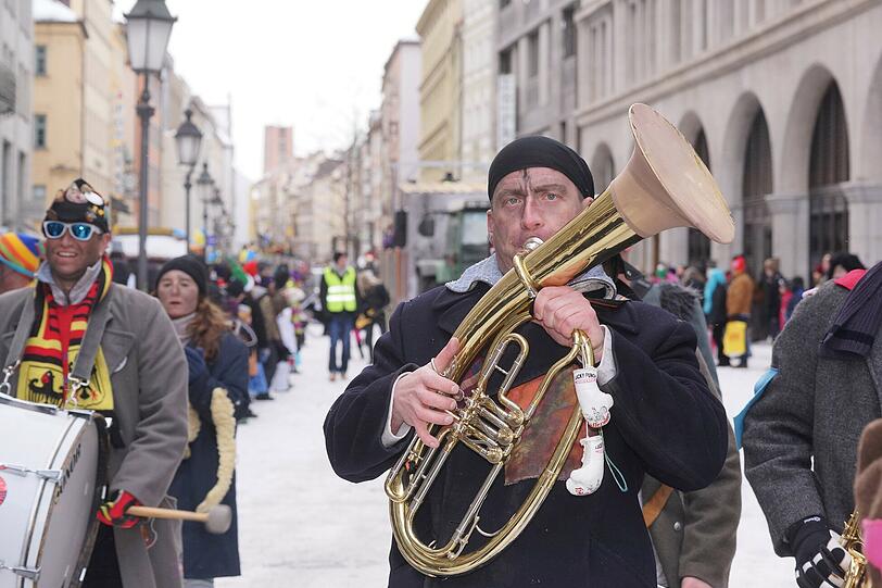 Weitere Bilder vom Faschingsumzug der "Damischen Ritter" in München am 08. Februar 2015.