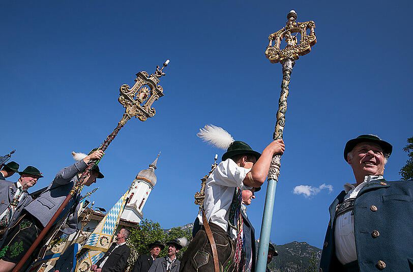 Katholiken ziehen zur Fronleichnamsprozession durch die Gemeinde Garmisch-Partenkichen.