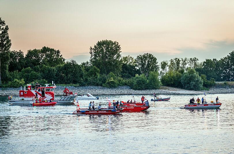 Rettungskräfte suchten den Rhein bei Biebesheim nach dem Urlauber ab, der seinen Sohn aus dem Wasser retten wollte.
