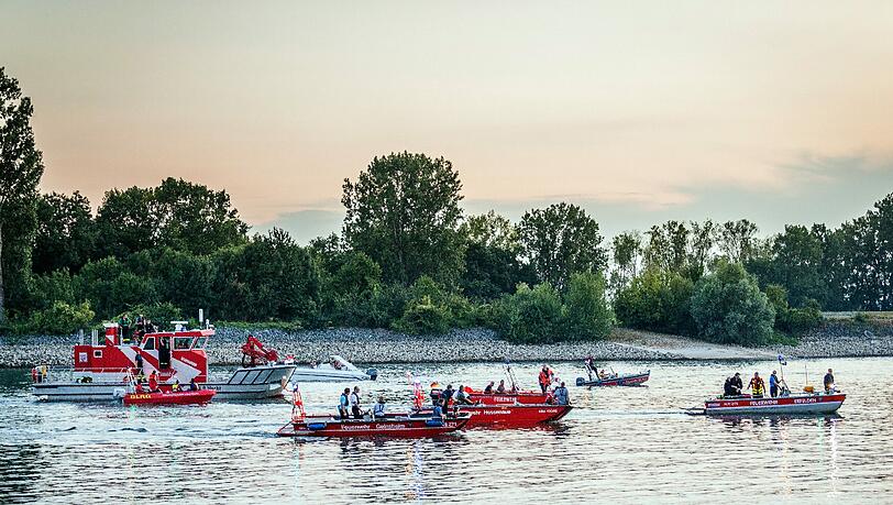 Rettungskräfte suchten den Rhein bei Biebesheim nach dem Urlauber ab, der seinen Sohn aus dem Wasser retten wollte. Rettungskräfte suchten den Rhein bei Biebesheim nach dem Urlauber ab, der seinen Sohn aus dem Wasser retten wollte.