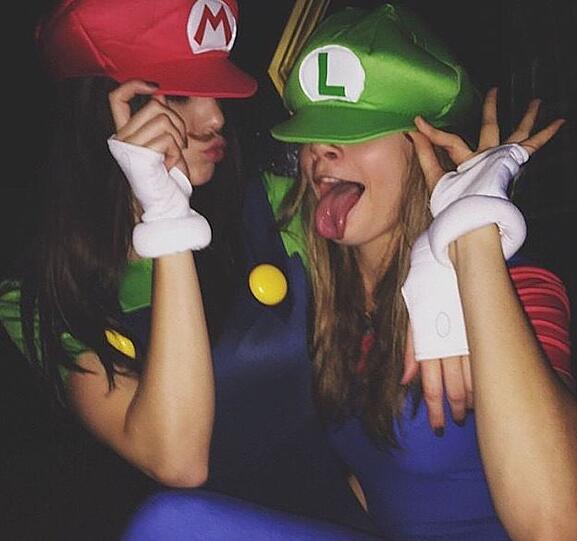 Das Model-Duo Kendall Jenner und Cara Delevigne ist auch an Halloween unzertrennlich, hier als Super-Mario und Luigi.