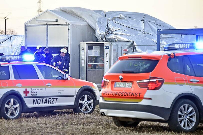 Nach dem Brand in einem Wohnabteil kollabierte die Traglufthalle.
