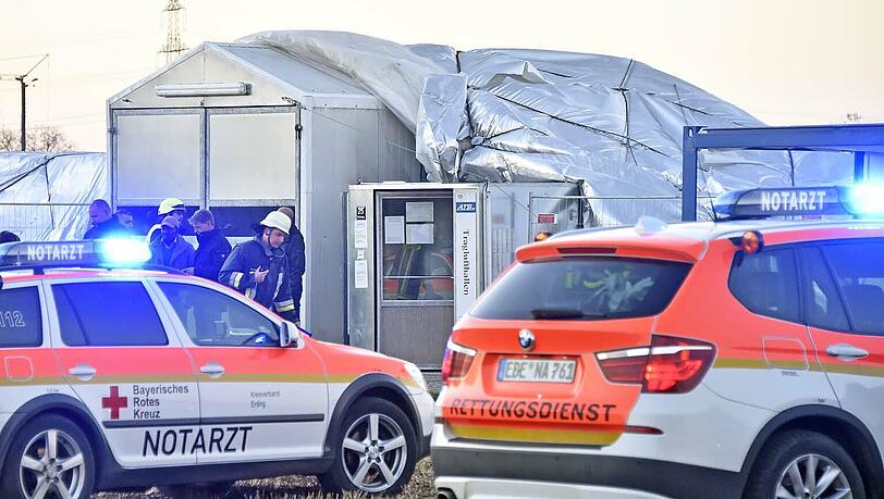 Nach dem Brand in einem Wohnabteil kollabierte die Traglufthalle. Nach dem Brand in einem Wohnabteil kollabierte die Traglufthalle.