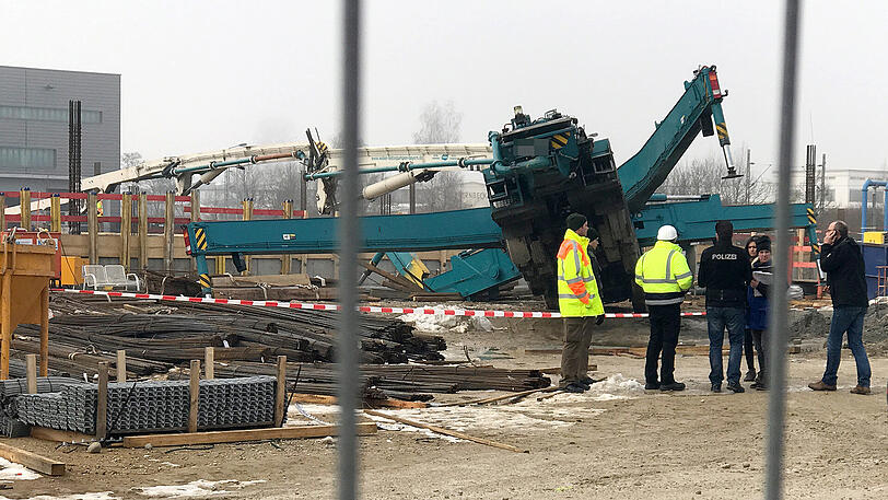 Am Donnerstagvormittag stürzte auf einer Baustelle in Freising eine Betonpumpe auf zwei Arbeiter - sie starben noch vor Ort.