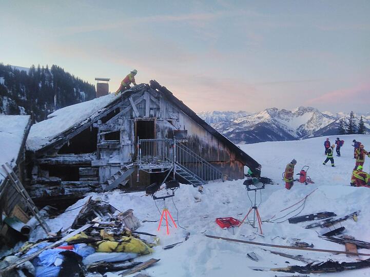 Feuer auf 1.500 Metern Höhe: Aus bislang ungeklärter Ursache hat es in der Nacht auf Sonntag in der oberen Maxlraineralm gebrannt.