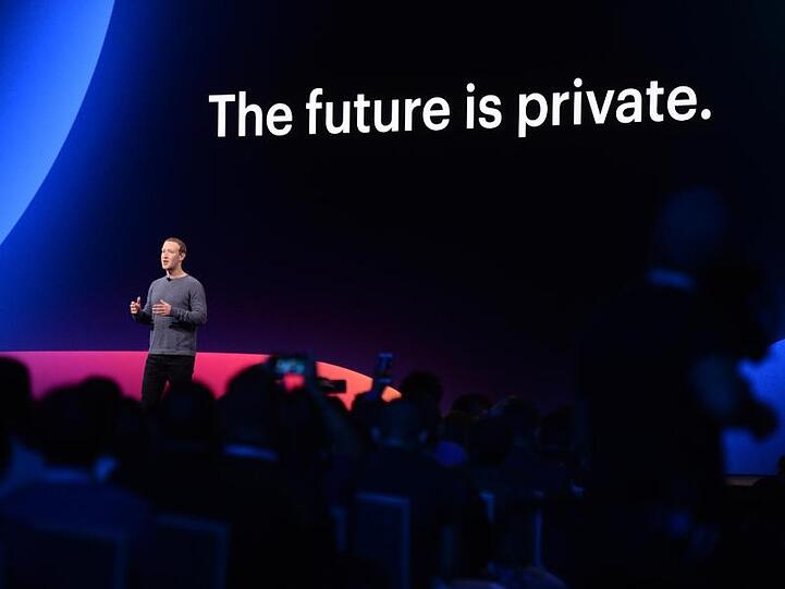 Facebook-Chef Mark Zuckerberg auf der Entwicklerkonferenz F8 im McEnery Convention Center in San Jose. Hinter ihm der der Slogan: "The future is private".