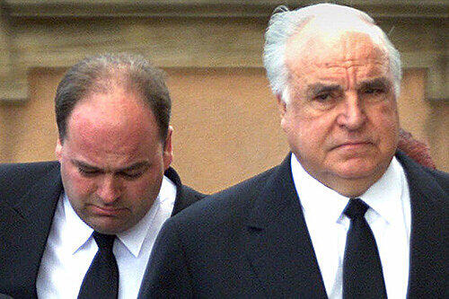 Unverkennbar Vater und Sohn, mit allen dazu gehörigen Problemen: Helmut und Walter Kohl 2001 bei der Trauerfeier für Hannelore Kohl.