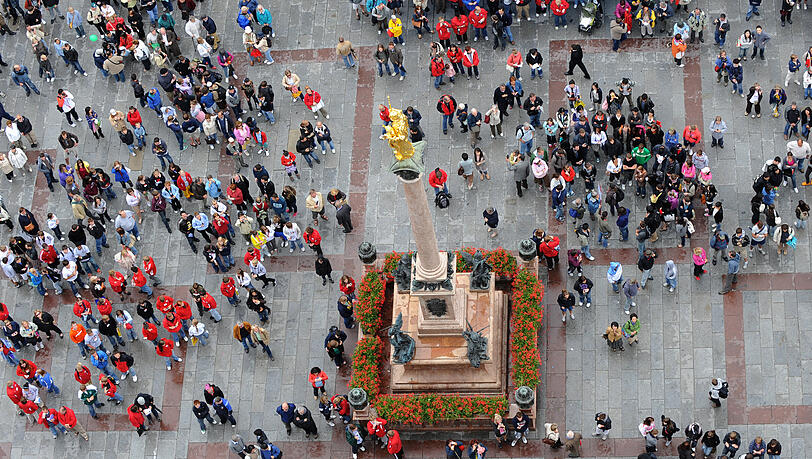 Nein, ganz allein sind Sie hier nie. Vor allem um Punkt 11 oder 12 Uhr, wenn sich Touristen und Passanten rund um die Mariens&auml;ule postieren, um das Glockenspiel im Rathausturm zu bestaunen. W&auml;r&rsquo; doch auch wieder mal eine Idee, oder?
