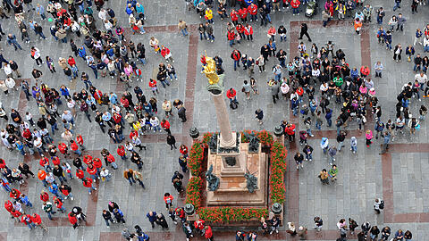 Nein, ganz allein sind Sie hier nie. Vor allem um Punkt 11 oder 12 Uhr, wenn sich Touristen und Passanten rund um die Mariens&auml;ule postieren, um das Glockenspiel im Rathausturm zu bestaunen. W&auml;r&rsquo; doch auch wieder mal eine Idee, oder?