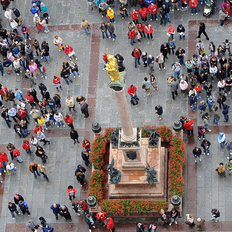 Nein, ganz allein sind Sie hier nie. Vor allem um Punkt 11 oder 12 Uhr, wenn sich Touristen und Passanten rund um die Mariens&auml;ule postieren, um das Glockenspiel im Rathausturm zu bestaunen. W&auml;r&rsquo; doch auch wieder mal eine Idee, oder?