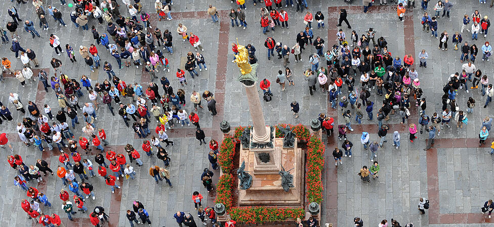 Nein, ganz allein sind Sie hier nie. Vor allem um Punkt 11 oder 12 Uhr, wenn sich Touristen und Passanten rund um die Mariens&auml;ule postieren, um das Glockenspiel im Rathausturm zu bestaunen. W&auml;r&rsquo; doch auch wieder mal eine Idee, oder?