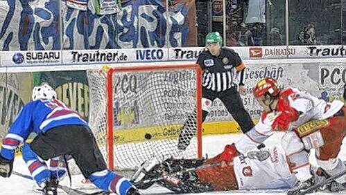 Der Türöffner: Tiger-Stürmer Brad Leeb (l.) trifft gegen Hannovers Goalie Travis Scott zur beruhigenden 2:0-Führung. Der Türöffner: Tiger-Stürmer Brad Leeb (l.) trifft gegen Hannovers Goalie Travis Scott zur beruhigenden 2:0-Führung.