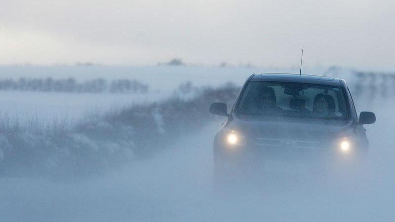 Glatte Straßen in Bayern: Der Winter macht Autofahrern erneut zu schaffen.