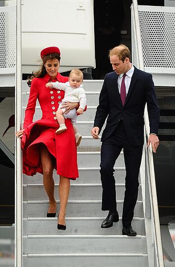 Trotz Wind und Regen strahlt das royale Paar, als es mit Baby George das Flugzeug am Flughafen in Wellington verlässt.