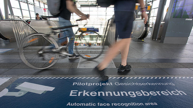 Hinweis auf Videoüberwachung mit Gesichtserkennung im Bahnhof Südkreuz in Berlin.