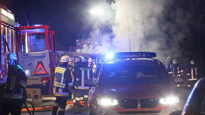 Tragischer Unfall auf der B12 - die Bilder vom Lösch- und Bergungseinsatz.