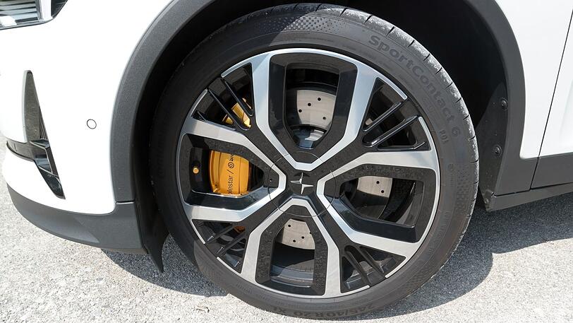 Die in "Schweden-Gold" lackierten Brembo-Bremssättel gehören zum Performance Pack für den Polestar 2.
