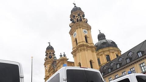 Polizeiautos stehen am Odeonsplatz vor der Theatinerkirche. Foto: Felix Hörhager/dpa