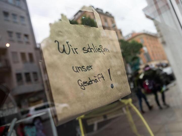 Die Zahl der Firmenpleiten in Deutschland bleibt trotz wirtschaftlicher Einbußen infolge der Corona-Krise bislang moderat.