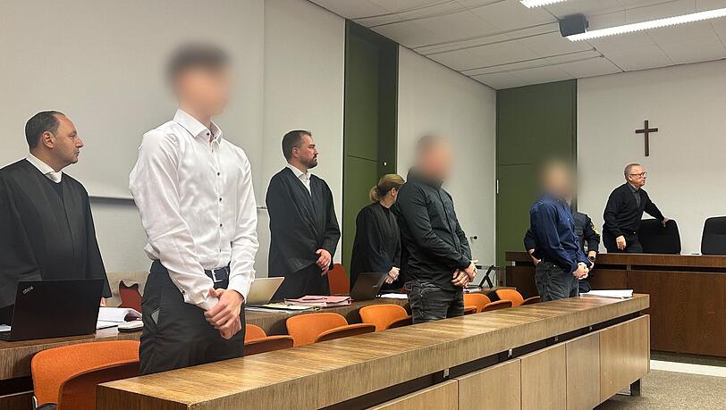 Drei jungen Männern wird vorgeworfen, einen Bekannten bedroht, geschlagen, verletzt, erniedrigt, gefilmt und im Wald zurückgelassen zu haben.