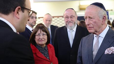 König Charles III. trug bei seinem Besuch der Heaton Park Hebrew Congregation Synagoge in Manchester eine Kippa.