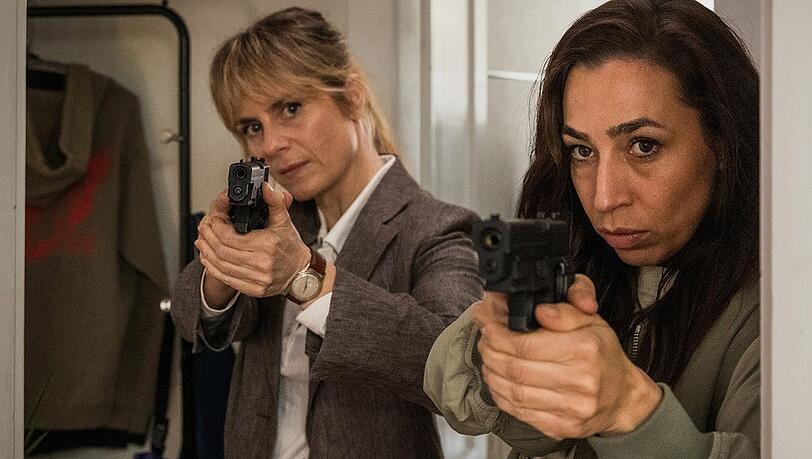 "Tatort: K&ouml;nige der Nacht": Kurz nach dieser Szene mit Kommissarin Tessa Ott (Carol Schuler, r.) eskaliert die Situation. In der Folge st&uuml;rzt Kommissarin Isabelle Grandjean (Anna Pieri Zuercher) vom Bauger&uuml;st.