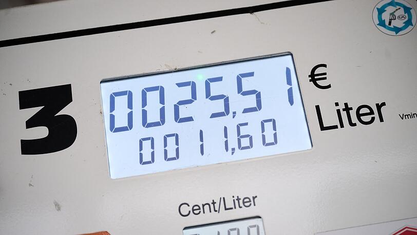 Seit Monaten sind hohe Preise f&uuml;r Benzin und Diesel eine Belastung f&uuml;r viele Verbraucher in Deutschland. (Archivbild)