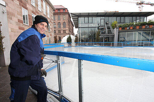 Stefan Großkopf montiert die die letzten Banden. Ab heute kann das Eisvergnügen auf der Cinecitta-Terrasse beginnen.