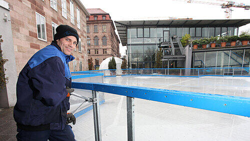 Stefan Großkopf montiert die die letzten Banden. Ab heute kann das Eisvergnügen auf der Cinecitta-Terrasse beginnen.