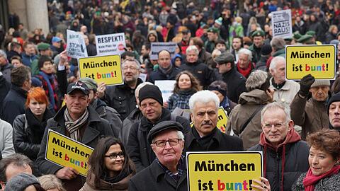 Über 400 Teilnehmer waren  bei der Kundgebung "München ist bunt" am Marienplatz , hier mit Hans Jochen Vogel (SPD), Hans Ulrich Pfaffmann (SPD)und Stadtdekanin Barbara Kittelberge.