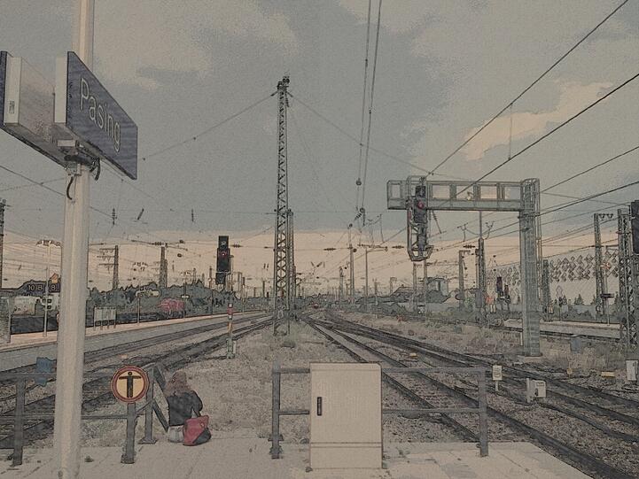 Pasing in Pastell: Die Gleisanlagen am dortigen Bahnhof. Unten links schaut eine Frau sitzend in die Ferne.