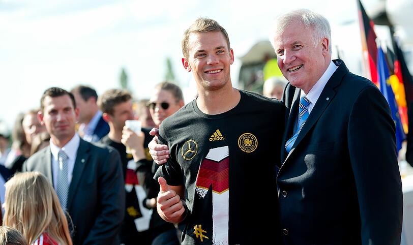 Der mächtigste Mann im Freistaat zusammen mit dem besten Torwart der Welt: Manuel Neuer und Horst Seehofer.