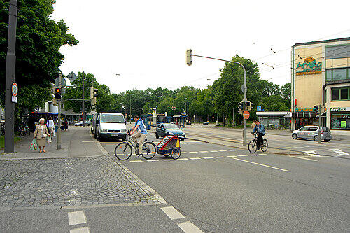 Herkomerplatz: Radwege verlegt, Bushäuschen verrutscht...