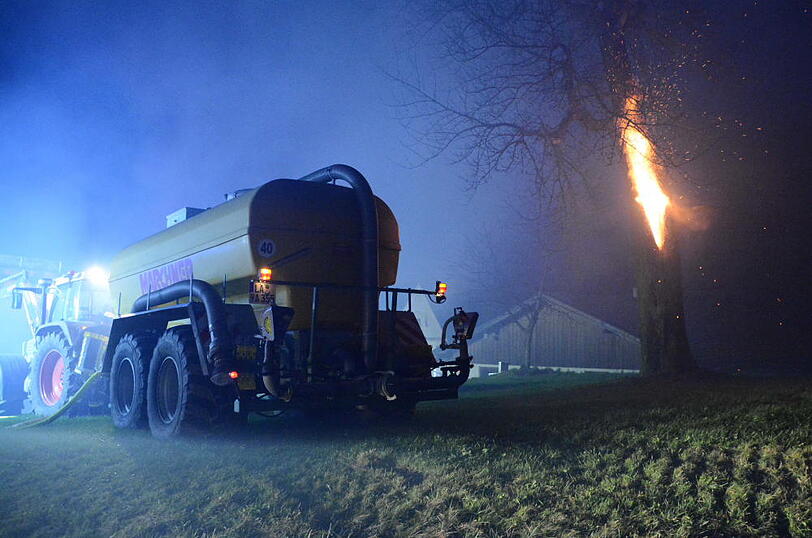 Die Flammen ließen nicht viel übrig - 30 Rinder starben im Feuer. Die Bilder vom Löscheinsatz in Wurmsham.