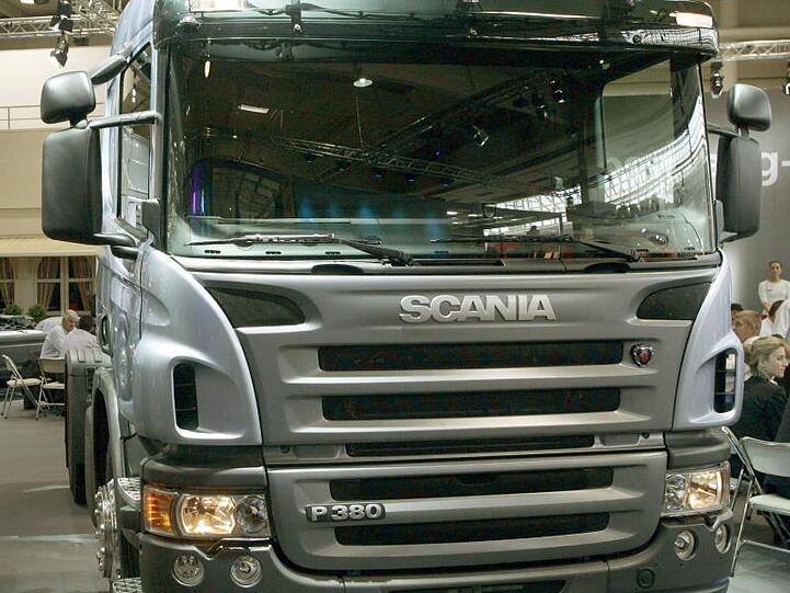 Die VW-Tochter Scania will im Zuge der Corona-Krise weltweit rund 5000 Stellen streichen.